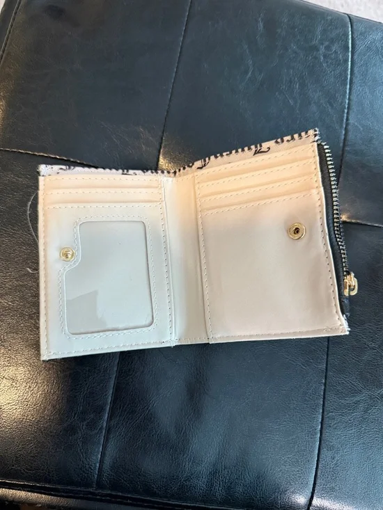 Juicy Couture Black and Gold Logo Heart Zip Card Pouch - Picture 2 of 4